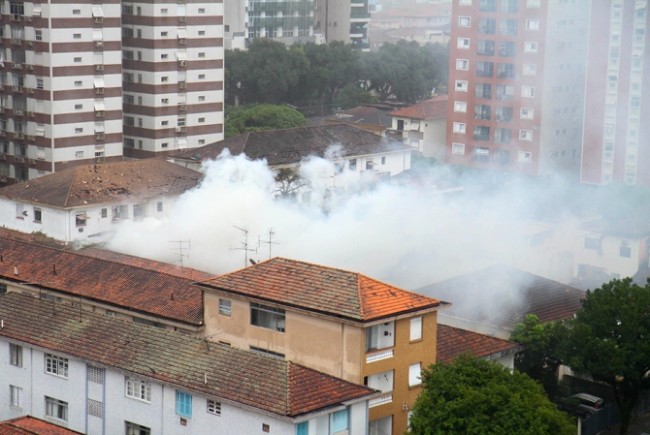 SANTOS,SP,13.08.2014:QUEDA- HELICÓPTERO - Helicóptero cai sobre casa ao lado de uma academia em Santos (SP), na manhã desta quarta-feira (13). Segundo informações do Corpo de Bombeiros, o acidente aconteceu na Rua Vahia de Abreu e, até o momento, não há informações sobre feridos. Viaturas do Serviço de Atendimento Móvel de Urgência (Samu), da Polícia Militar e dos bombeiros estão no local. (Foto: delamonica/Futura Press/Folhapress)