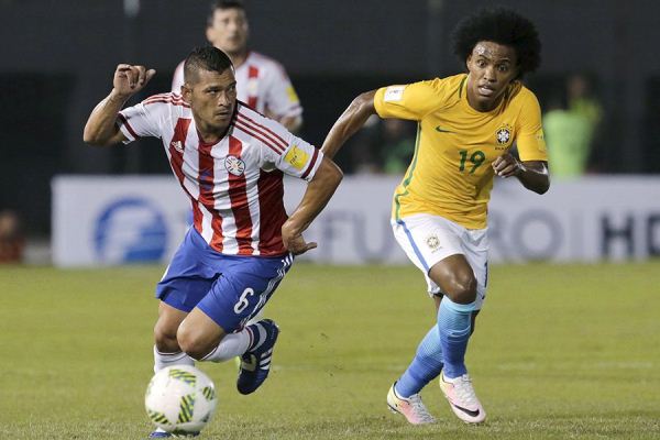 Football Soccer - Paraguay v Brazil - World Cup 2018 Qualifier - Defensores del Chaco Stadium - Asuncion, Paraguay - 29/3/16. Miguel Samudio (L) of Paraguay and Willian of Brazil.   REUTERS/Mario Valdez